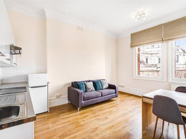 Egerton Gardens, London, SW3 2 bed apartment to rent £3,531 pcm £815 pw