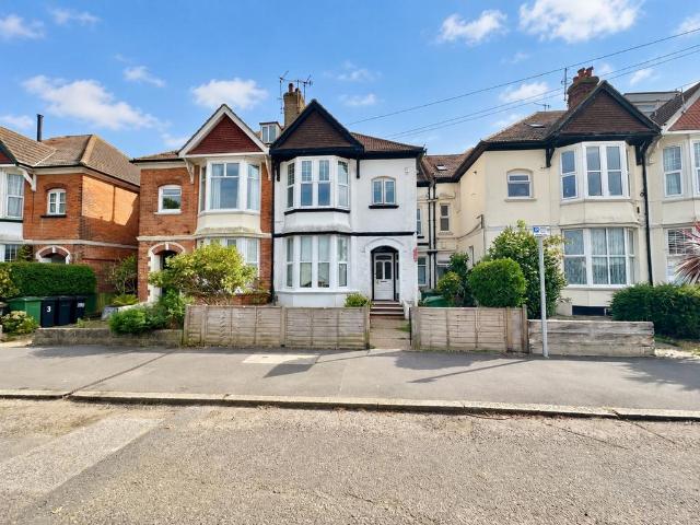 Egerton Road, Bexhill On Sea TN39 2 bed flat to rent £1,100 pcm £254 pw