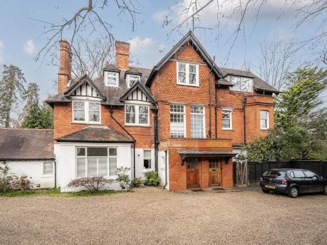 Egerton Road, Weybridge, KT13 2 bed flat to rent £2,295 pcm £530 pw