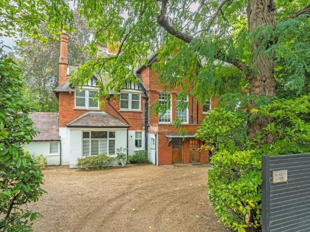 Egerton Road, Weybridge KT13 2 bed flat to rent £2,495 pcm £576 pw