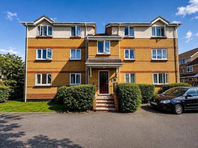 EGHAM TW20 2 bed flat to rent £1,850 pcm £427 pw