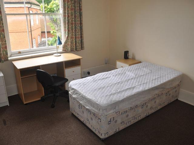 Egham Hill, Egham TW20, 2 bed flat to rent, £1,200 pcm | PrimeLocation