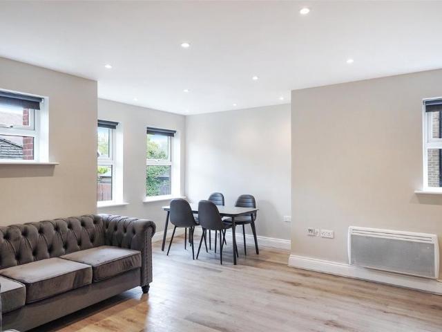 Egham Hill, Surrey TW20 2 bed flat to rent £1,950 pcm £450 pw