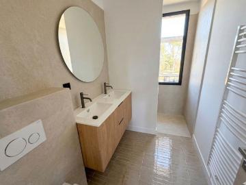 ÉGUILLES VILLA CONTEMPORAINE PRESTATIONS HAUT DE GAMME DOMAINE SÉCURISÉ