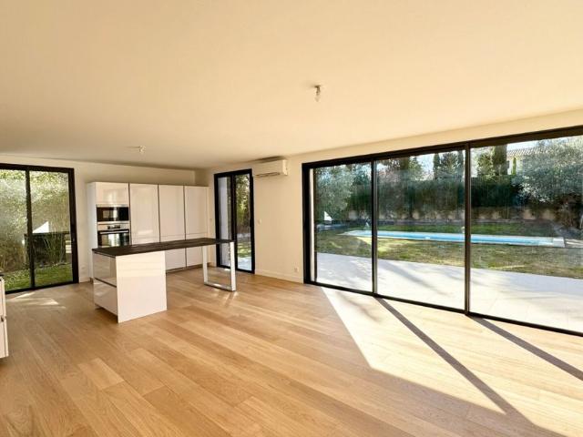 ÉGUILLES VILLA CONTEMPORAINE PRESTATIONS HAUT DE GAMME DOMAINE SÉCURISÉ