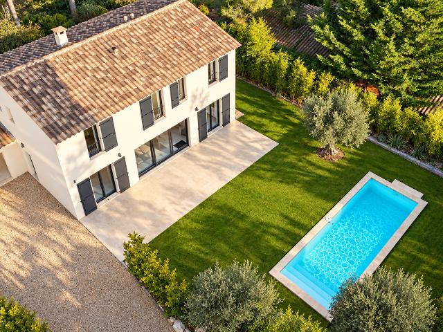 ÉGUILLES VILLA CONTEMPORAINE PRESTATIONS HAUT DE GAMME DOMAINE SÉCURISÉ