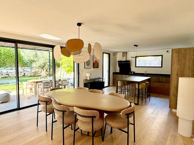 ÉGUILLES VILLA CONTEMPORAINE PRESTATIONS HAUT DE GAMME DOMAINE SÉCURISÉ