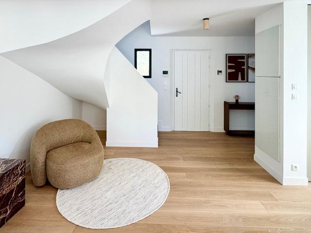 ÉGUILLES VILLA CONTEMPORAINE PRESTATIONS HAUT DE GAMME DOMAINE SÉCURISÉ