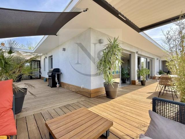 ÉGUILLES – APPARTEMENT ROOFTOP EN DERNIER ÉTAGE AVEC PISCINE ET VUE PANORAMIQUE