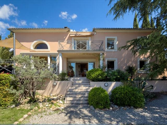 Eguilles Maison 194 m2 T6 Piscine Terrain 2 000 m2. 194m² Eguilles