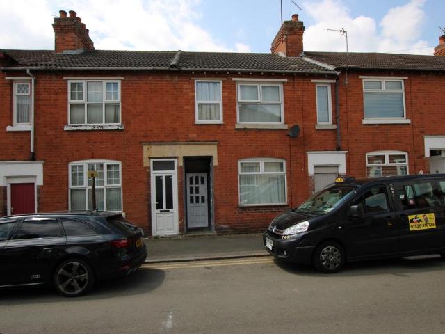 Edmund Street, Kettering. 3 bed terraced house to rent £1,100 pcm £254 pw