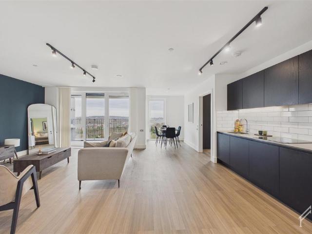Edmund Point, North Kensington London. 1 bed apartment to rent £2,200 pcm £508 pw