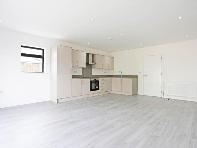 Edmund Road, Rainham,RM13 2 bed semi detached house to rent £2,100 pcm £485 pw