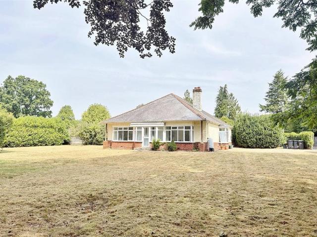 Edmondsham Road, Verwood, Dorset, BH31 3 bed bungalow to rent £1,750 pcm £404 pw