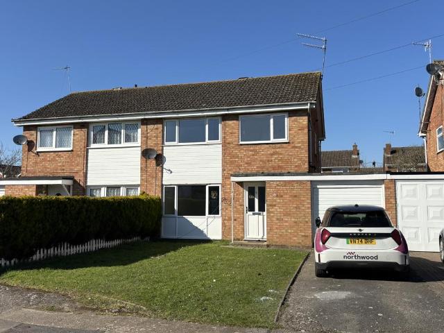 Edmonton Close, Worcester WR2 3 bed semi detached house to rent £1,300 pcm £300 pw
