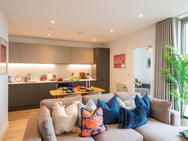 Eda, Salford Quays M50, 3 bed flat to rent, £2,100 pcm | PrimeLocation