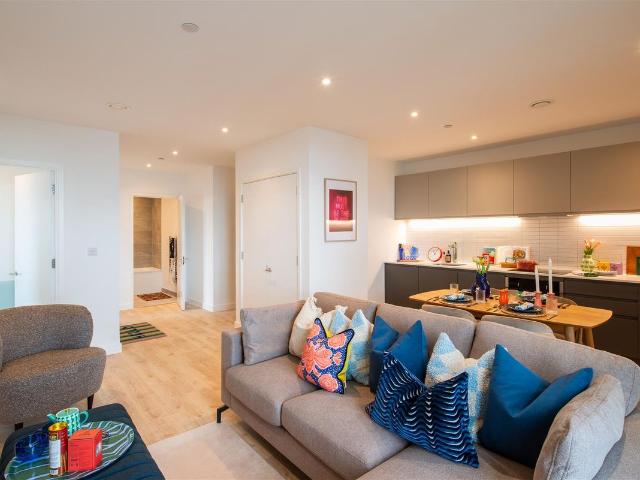 Eda, Salford Quays M50, 3 bed flat to rent, £2,100 pcm | PrimeLocation