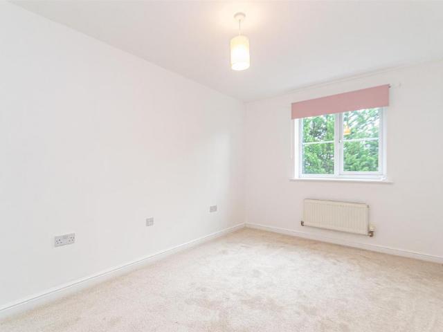 Edale Close, Warrington WA1 2 bed mews to rent £900 pcm £208 pw