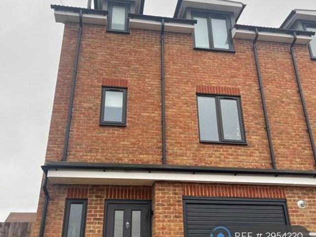 Eddy Road, Aldershot, GU12 3 bed semi detached house to rent £2,750 pcm £635 pw
