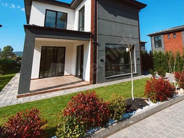 EDEBEYDE MODERN MİMARİLİ SATILIK MÜSTAKİL LÜKS VİLLA