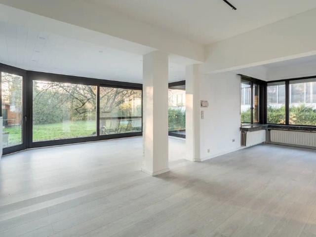 Edegem Villa met 4 slpkamers + garage + ruim magazijn 500²