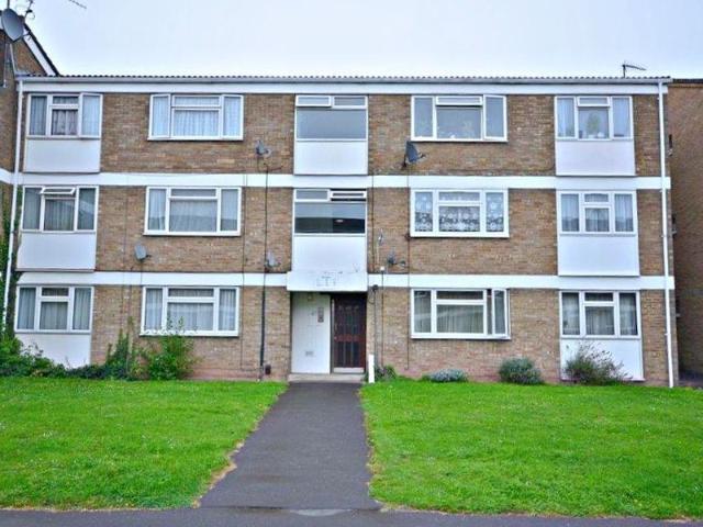 Eden Close, Langley SL3, 2 bed flat to rent, £1,500 pcm | PrimeLocation