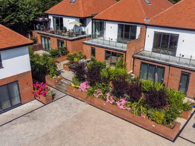 Eden Lodges, Chigwell 2 bed flat to rent £3,050 pcm £704 pw