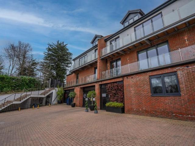 Eden Lodges, Chigwell 3 bed flat to rent £3,150 pcm £727 pw