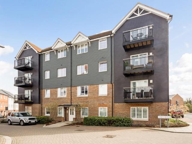 Eden Road Dunton Green TN14 2 bed apartment to rent £1,750 pcm £404 pw