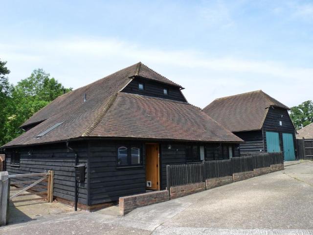 Edenbridge, Kent, TN8 4 bed barn conversion to rent £2,500 pcm £577 pw