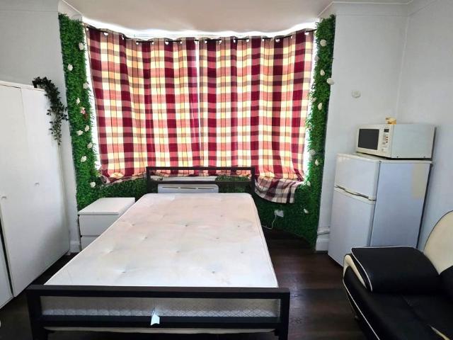 Edgware Road, London NW2, Studio to rent, £1,000 pcm | PrimeLocation