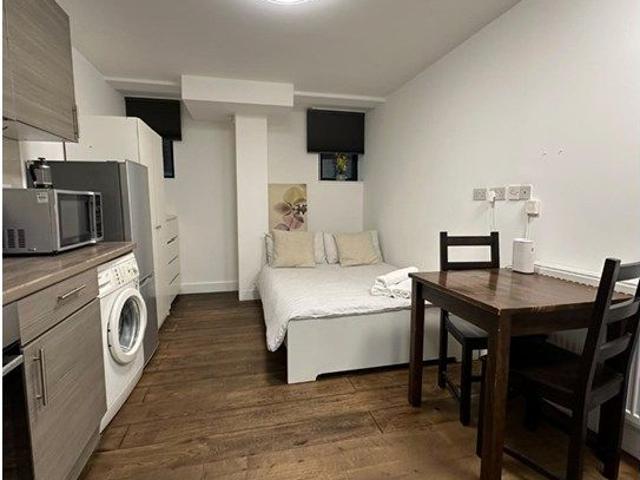 Edgware Road, London NW2, Studio to rent, £1,200 pcm | PrimeLocation