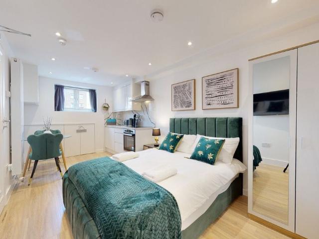 Edgware Road, London W2, Studio to rent, £1,600 pcm | PrimeLocation