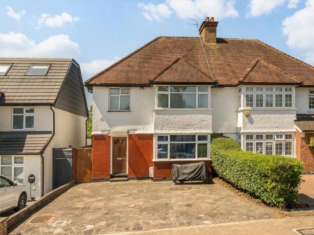 Edgwarebury Gardens, Edgware HA8 4 bed semi detached house to rent £3,100 pcm £715 pw