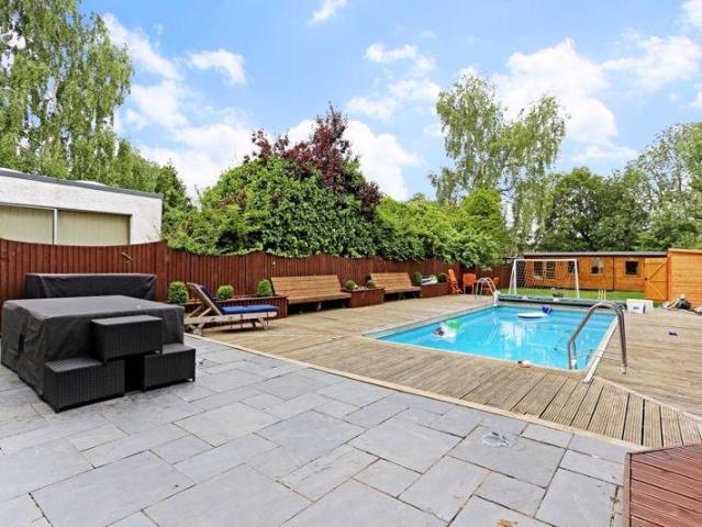 Edgwarebury Lane, Broadfields, London, HA8 8NE, United Kingdom | 5 bed house for rent #140227796 | Rentberry