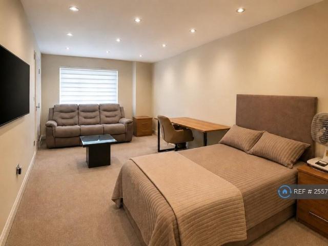 Edgwarebury Lane, Edgware, HA8 1 bed in a flat share to rent £1,700 pcm £392 pw