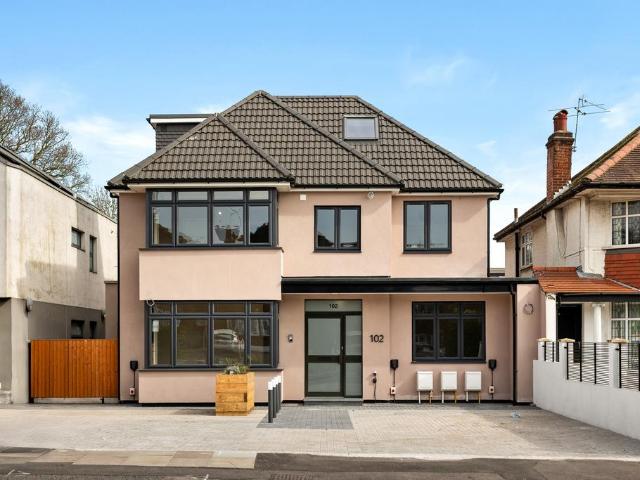 Edgwarebury Lane, Edgware HA8 3 bed flat to rent £2,800 pcm £646 pw