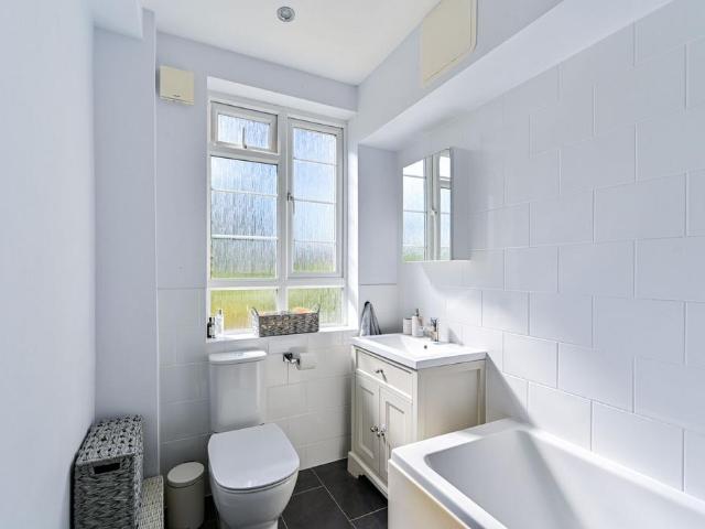 Edge Hill Court, Edge Hill, SW19. 2 bed flat to rent £2,750 pcm £635 pw