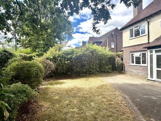 Edge Hill Road, Four Oaks, Sutton. 3 bed house to rent £2,600 pcm £600 pw