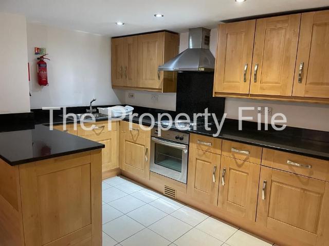 Edge Lane, Manchester M21, 2 bed flat to rent, £1,050 pcm | PrimeLocation