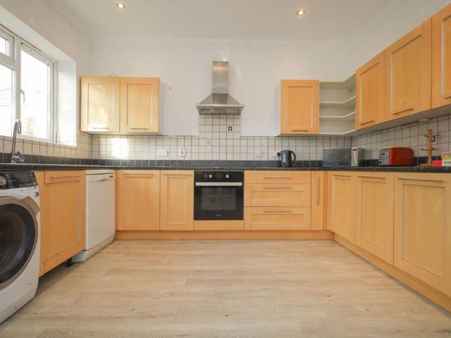 Edgehill Road, Bournemouth BH9 4 bed property to rent £2,400 pcm £554 pw