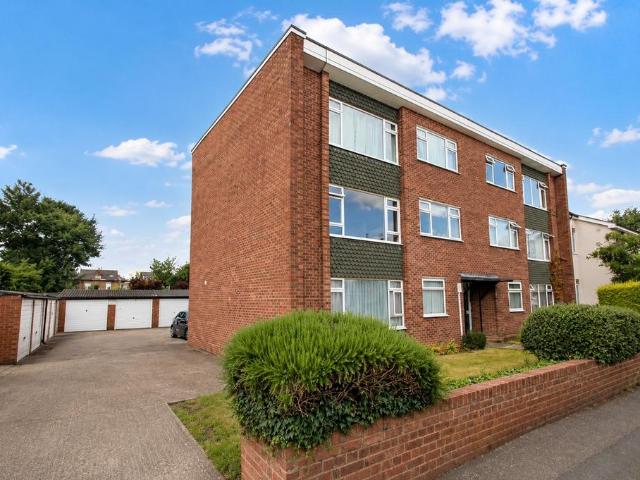 Edgell Road, Staines upon Thames, TW18 2 bed apartment to rent £1,450 pcm £335 pw