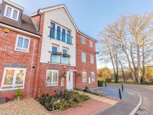Edgeworth Close, Langley SL3, 4 bed town house to rent, £2,550 pcm | PrimeLocation