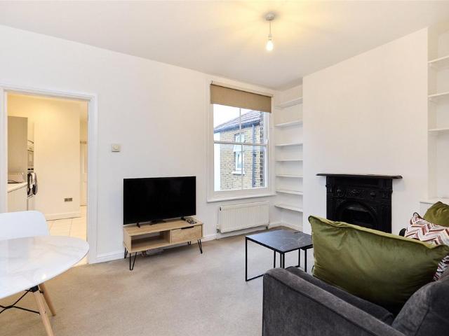 Edgington Road, London, SW16 1 bed apartment to rent £3,050 pcm £704 pw