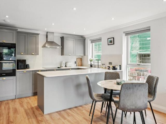 Edith Terrace, London, SW10 2 bed flat to rent £3,497 pcm £807 pw