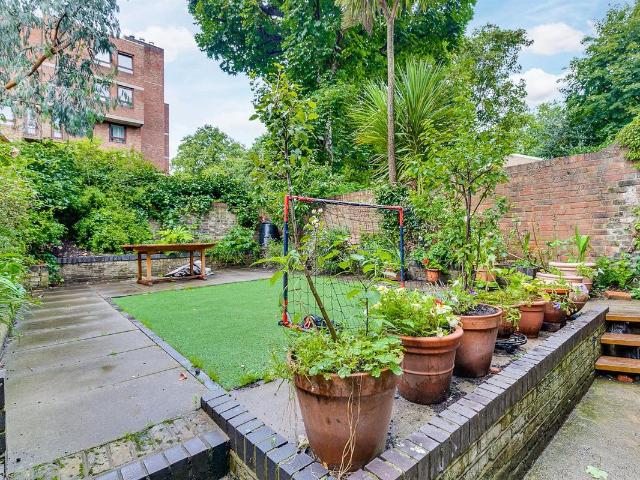 Edith Road, London W14, 4 bed flat to rent, £3,500 pcm | PrimeLocation