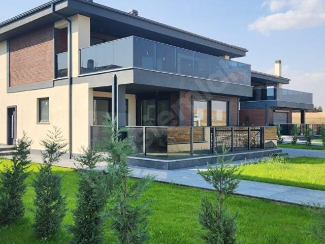 EDİRNE*MERKEZ'DE*EŞSİZ MİMARİSİ İLE * KAPALI GARAJLI * DEV TERASLI MÜSTAKİL VİLLA