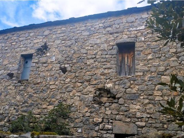 EDIFICACION DE PIEDRA EN NERIN ZONA CAÑON DE AÑISCLO