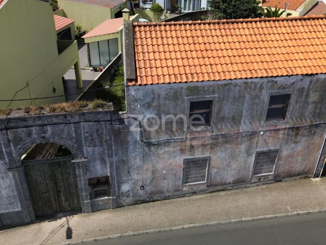 Edifício Tradicional para Reforma com Garagem – Fajã de Baixo