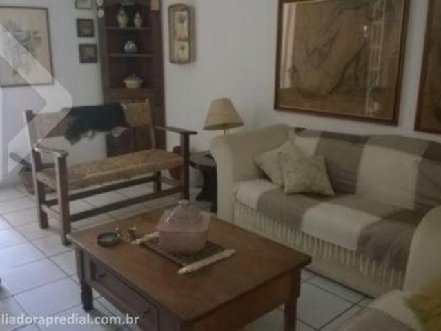 Edifício com 3 apartamentos